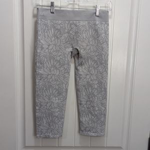 🔥Fabletics Sebastian Seamless Jacquard Capri Leggings gray and White Floral
